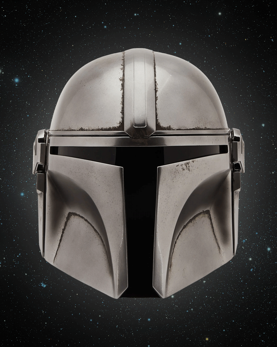JuliensAuctions's tweet image. From the screen to your collection! Up for grabs is the original Mandalorian helmet worn by Pedro Pascal as Din Djarin—crafted by Legacy Effects and featured throughout the hit series.
With its reflective finish, cloth neck guard, and iconic T-shaped visor, this is the bounty…