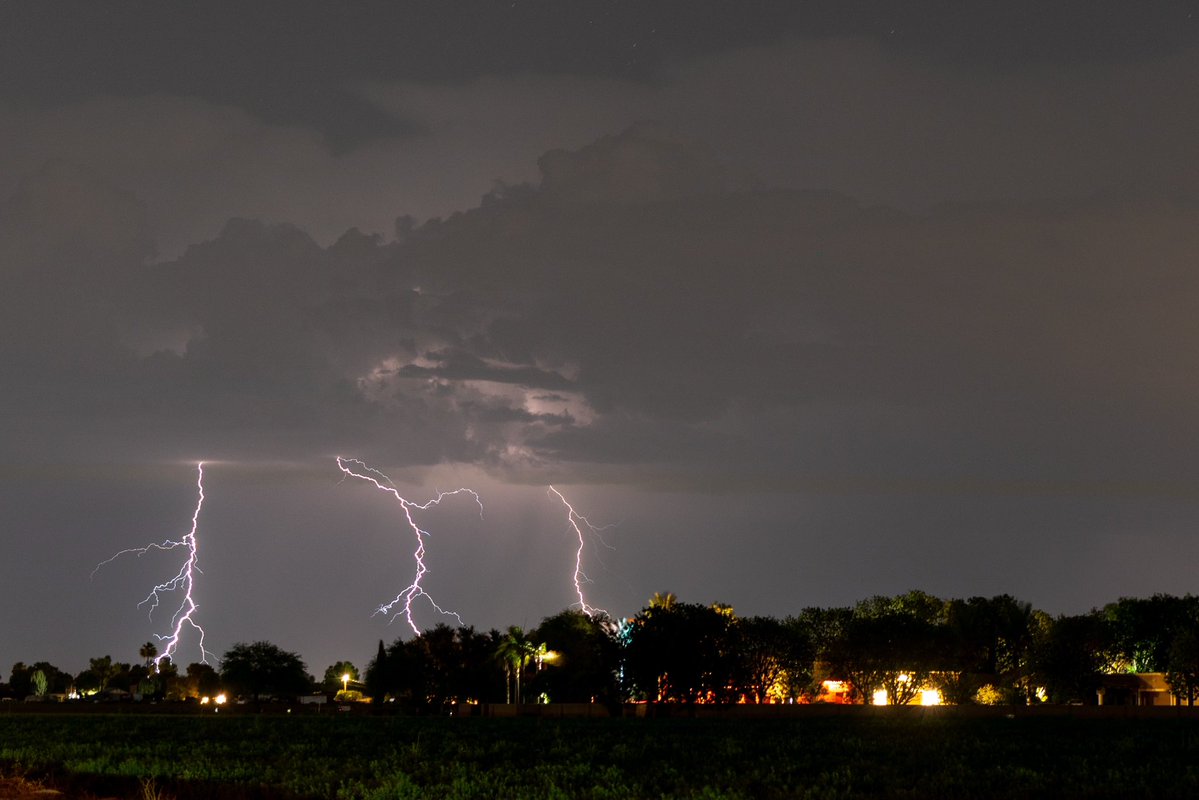 AZStormChase's tweet image. With the exception of 2020, I can’t remember a year where I’ve gotten to the latter third of July without a single decent monsoon lightning picture to show for it. Very sad turn of events from this supposedly hyperactive season. But…there’s still time. #azwx