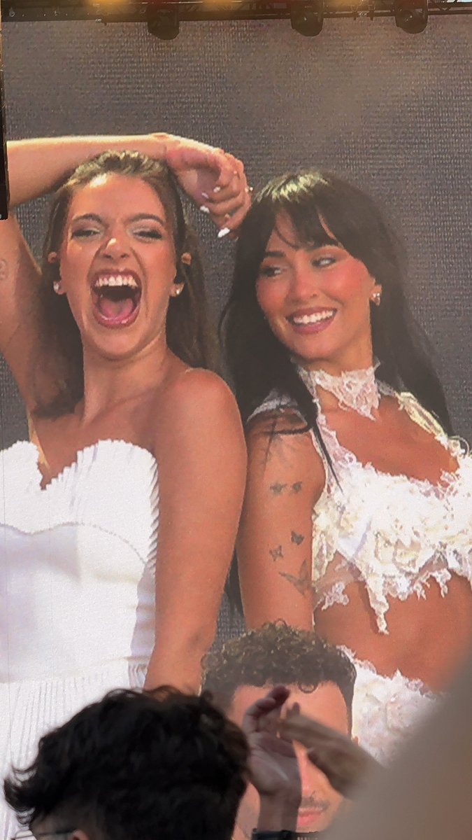 swifthin's tweet image. does it ever drive you crazy? just how fast the night changes #MetamorfosisSeasonBCN