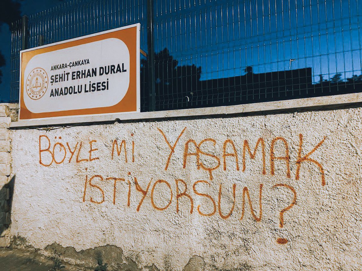 DGDAnkara's tweet image. 🔊 YKS sonuçları açıklanmışken bir kez daha onurlu gençlere soruyoruz:
Böyle mi yaşamak istiyorsun?
🚩İnsanca bir gelecek için bizimle yürü, mücadeleyi büyüt!