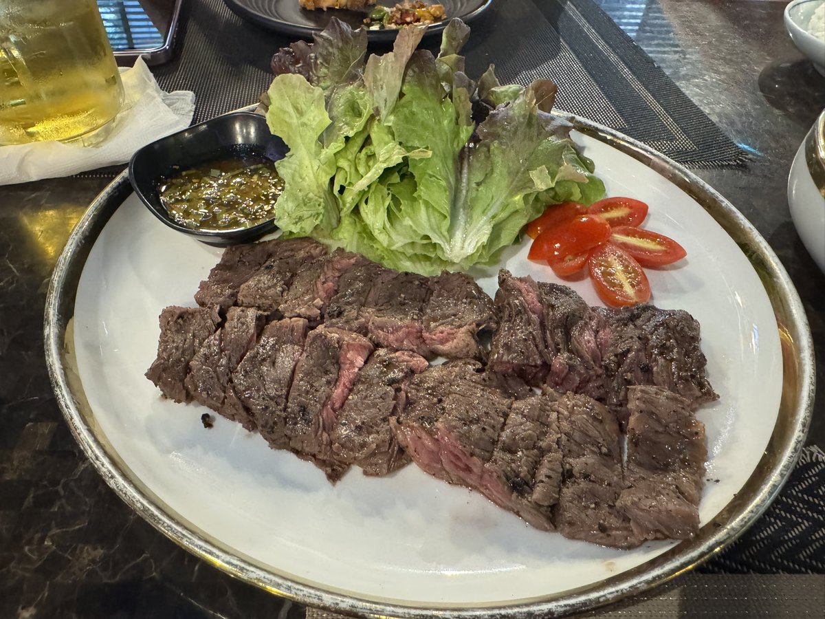 กุ๊กขี้เมา สาขาบรรทัดทอง
ไปช่วง 18.00 คนยังไม่เยอะ อาหารได้เร็วมาก
- ปลาหมึกชุบแป้งทอดผัดซอสไข่เค็ม
คือทีเด็ดร้านนี้ ซอสเข้มข้น ปลาหมึกสด ทอดมากรอบ อร่อยมาก ๆ
- หมูกรอบคั่วพริกเกลือ
อีกหนึ่งจานที่ดีมาก หมูกรอบทอดได้ดี หนังกรอบไม่เหนียว รสค่อนข้างจัด เผ็ด เค็ม อูมามิมาเต็ม
-