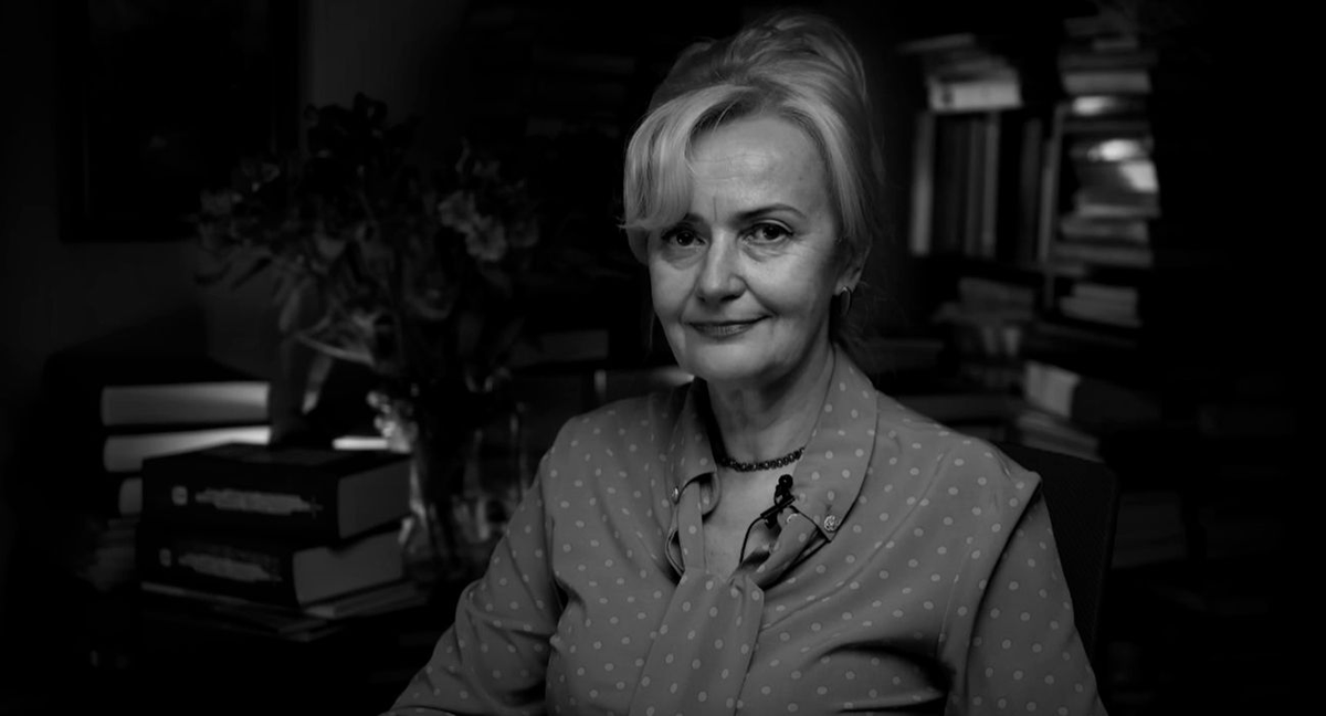 Год назад во Львове была убита Ирина Фарион. 

Нападающий ранил её выстрелом в затылок возле её дома, когда она ждала на такси. 

Она была доставлена в госпиталь Святого Пантелеймона, где спустя 3.5 часа умерла не приходя в сознание.