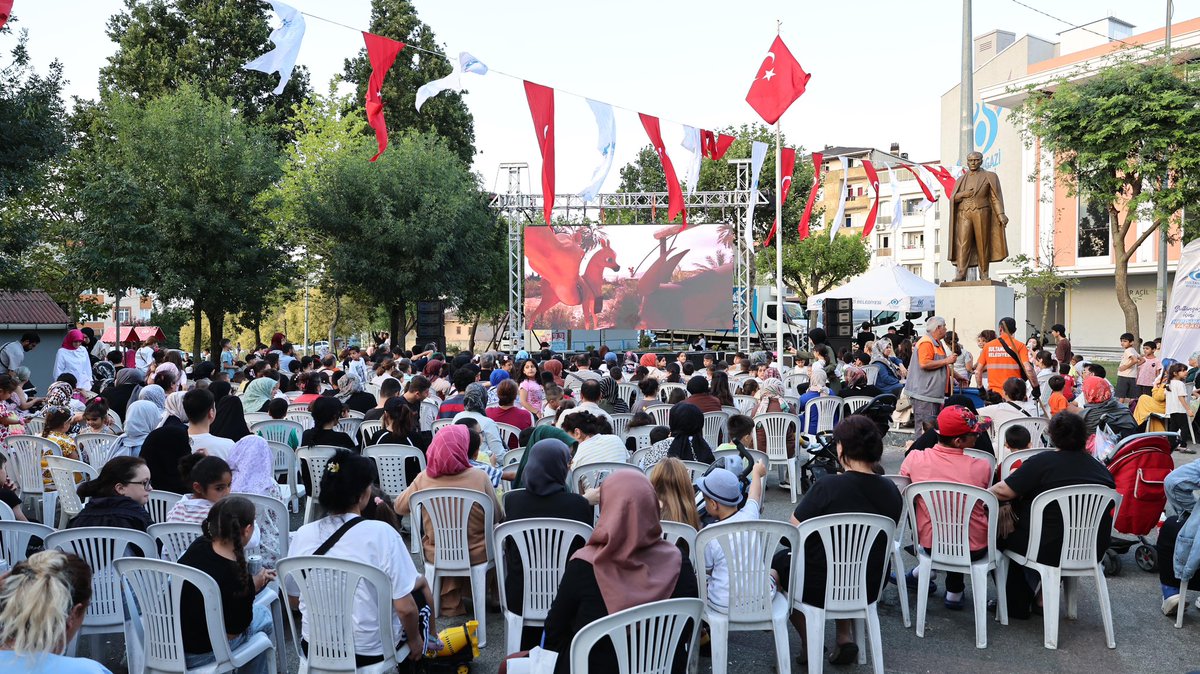 Sultangazi’de Yıldızlı Geceler✨🎞️

Çocuklar ve yetişkinler için açık havada kurulan sinema perdesiyle komşuluğun en güzel hâlini yaşadık 🍿🥤
Birlikte izledik, birlikte güldük, birlikte güzel anılar biriktirdik 🎬🌙

📍Zübeyde Hanım Mahallesi