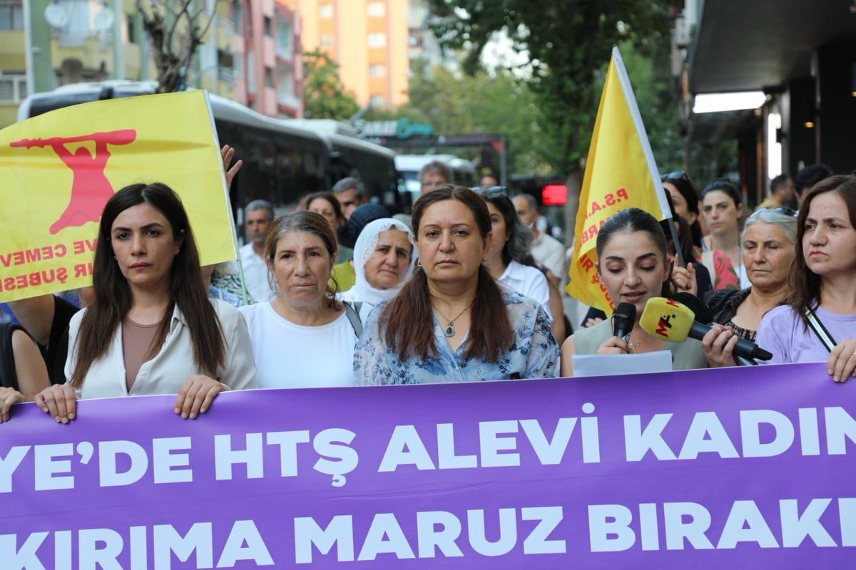 inisiyatif2025's tweet image. 📍Diyarbakır
Bizim için barış, yalnızca silahların susması değil.
Barış; Alevi kadınların kaçırılmadığı,
bu coğrafyada kadınların eşit, özgür ve korkusuz yaşamasıdır.
Suriye’de, Türkiye’de, Gazze’de, İran’da, Rojava’da korkusuzca yaşamak için birbirimize ses veriyoruz.