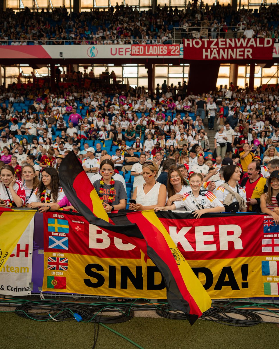 DFB_Frauen's tweet image. Auf geht's! 💪
Mit euch im Rücken - Alle. Zusammen! 🤝
#WEURO2025 #FRAGER
📸 Yuliia Perekopaiko/DFB
