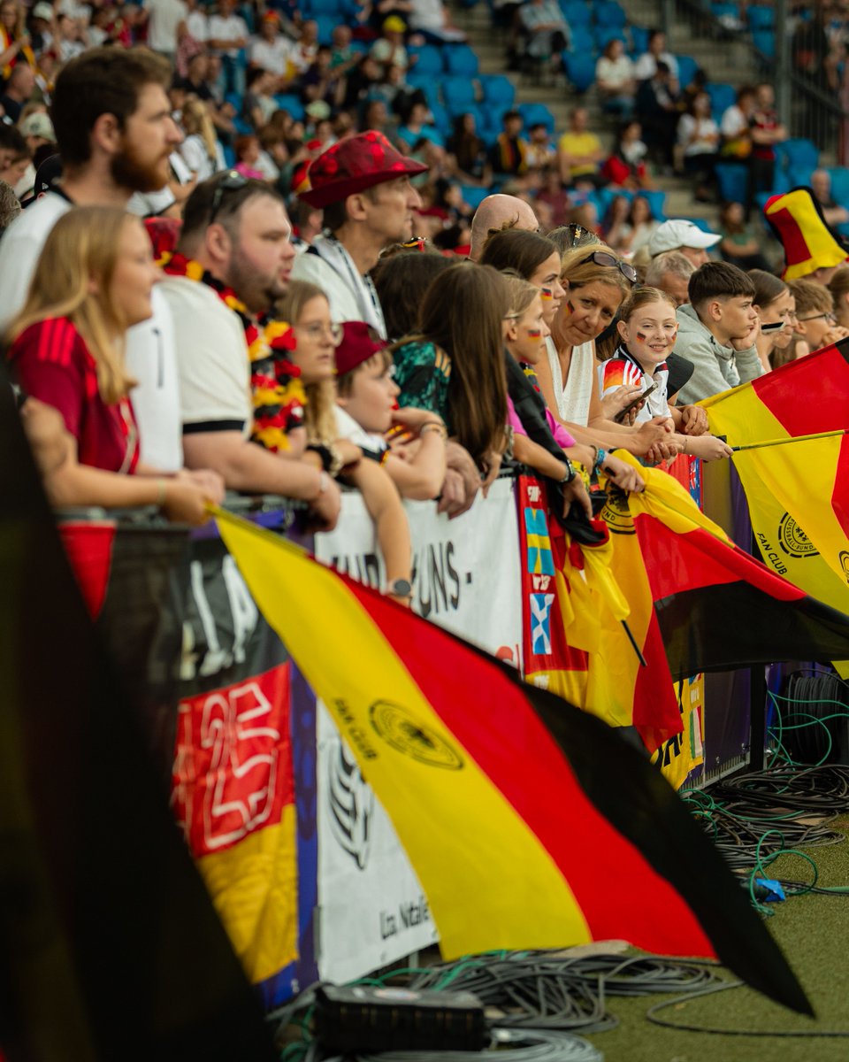 DFB_Frauen's tweet image. Auf geht's! 💪
Mit euch im Rücken - Alle. Zusammen! 🤝
#WEURO2025 #FRAGER
📸 Yuliia Perekopaiko/DFB