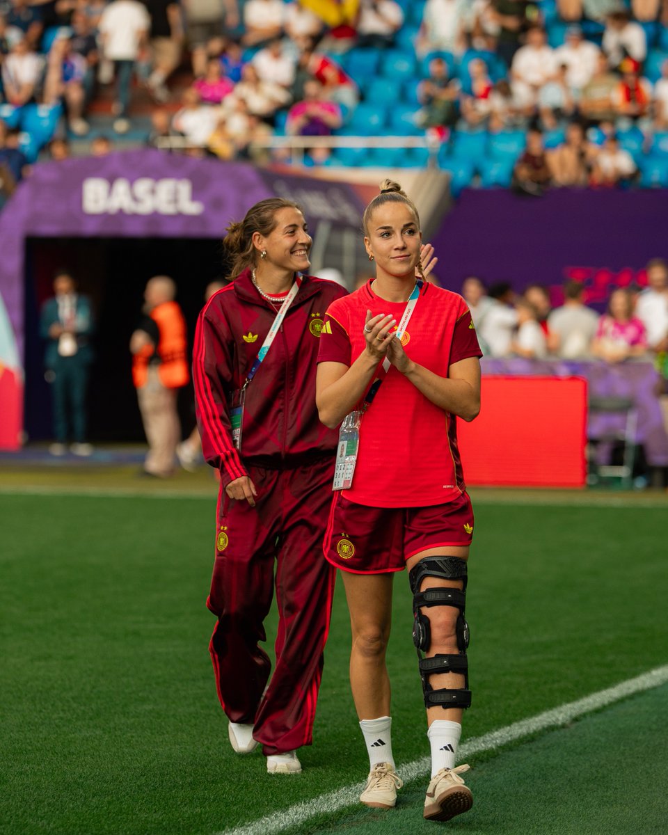DFB_Frauen's tweet image. Auf geht's! 💪
Mit euch im Rücken - Alle. Zusammen! 🤝
#WEURO2025 #FRAGER
📸 Yuliia Perekopaiko/DFB