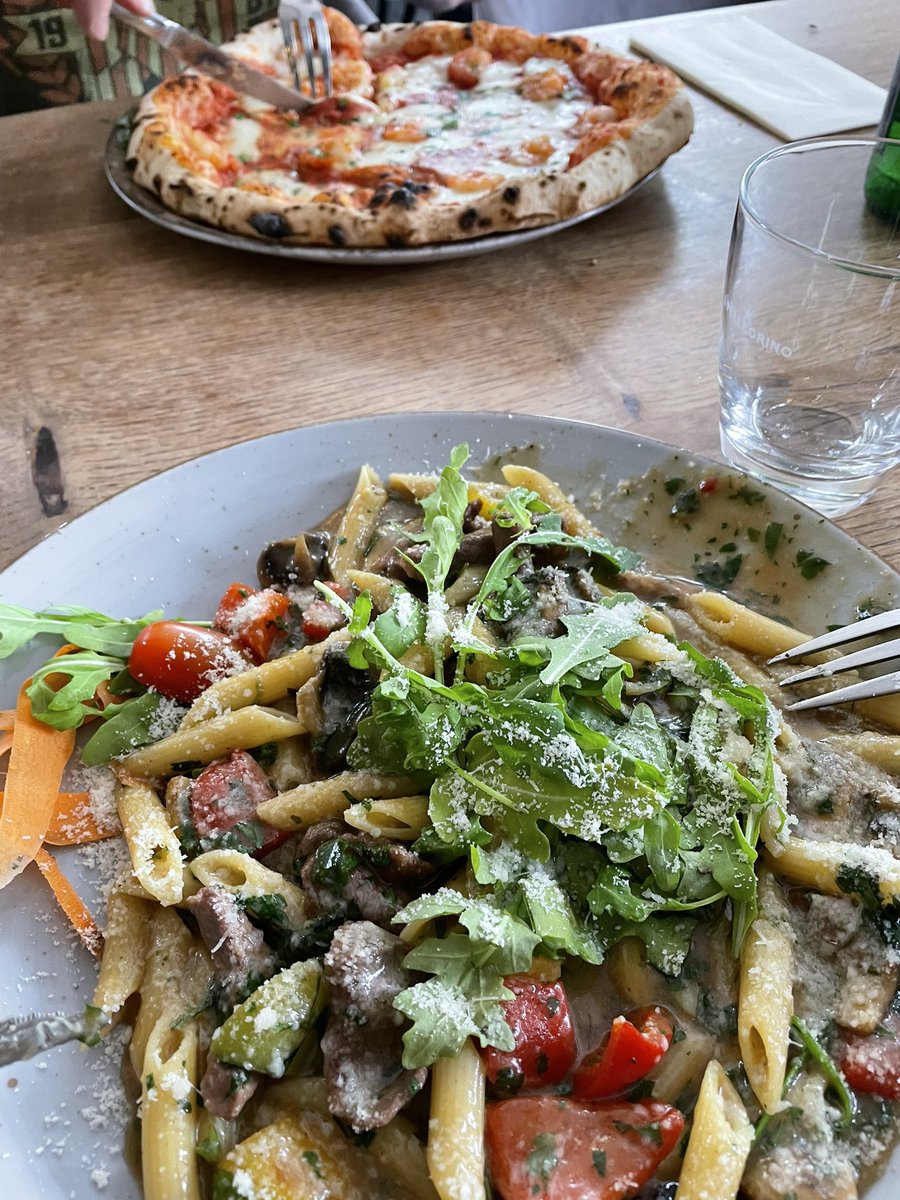 Herrlich dieser neonpinke Streifen 😅 
<a href="/ElektraKing666/">Lady Elektra King</a> hatte ihren Payboy <a href="/TommivonElektra/">Thomas_vonLadyElektra</a> im Gepäck und er durfte uns nicht nur ein kulinarisches Vergnügen bereiten.