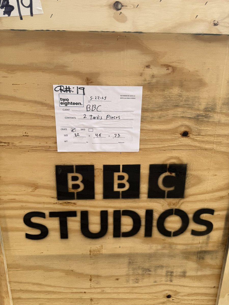 kcaster's tweet image. Dr who I presume by the Harbor Club Tower.  @SD_Comic_Con @ParksAndCons