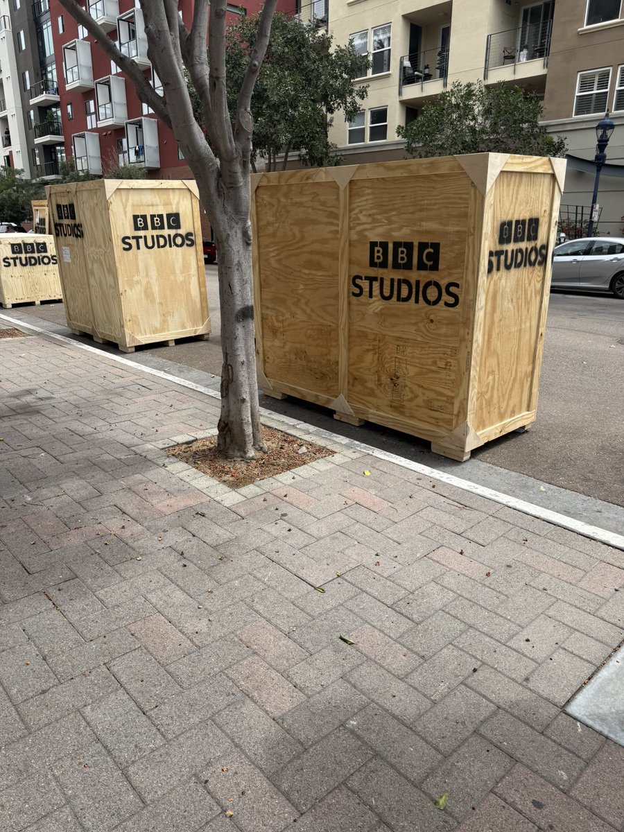 kcaster's tweet image. Dr who I presume by the Harbor Club Tower.  @SD_Comic_Con @ParksAndCons