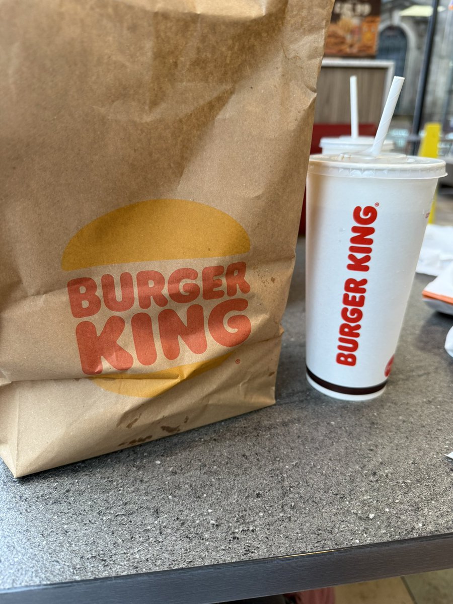 StefAlterNerd's tweet image. And straight after “party time” comes the fast food portion of the evening courtesy of @BurgerKing 🍔👑