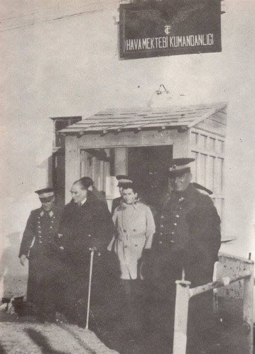 "Türk Ulusunu ezmek isteyen düşman gözlerine silahlarımızı gezleyelim. Bu amaca giden kurşun TÜRK'ün ülkü kurşunudur. Ulusun ülküsüne kurban vermiş ve veren kahraman Türk Ordusu; 
Gidiş yolunu sana gösteriyorum, ülkü  yönünü. Türk Ordusu buyruğum budur."

-Mustafa Kemâl ATATÜRK