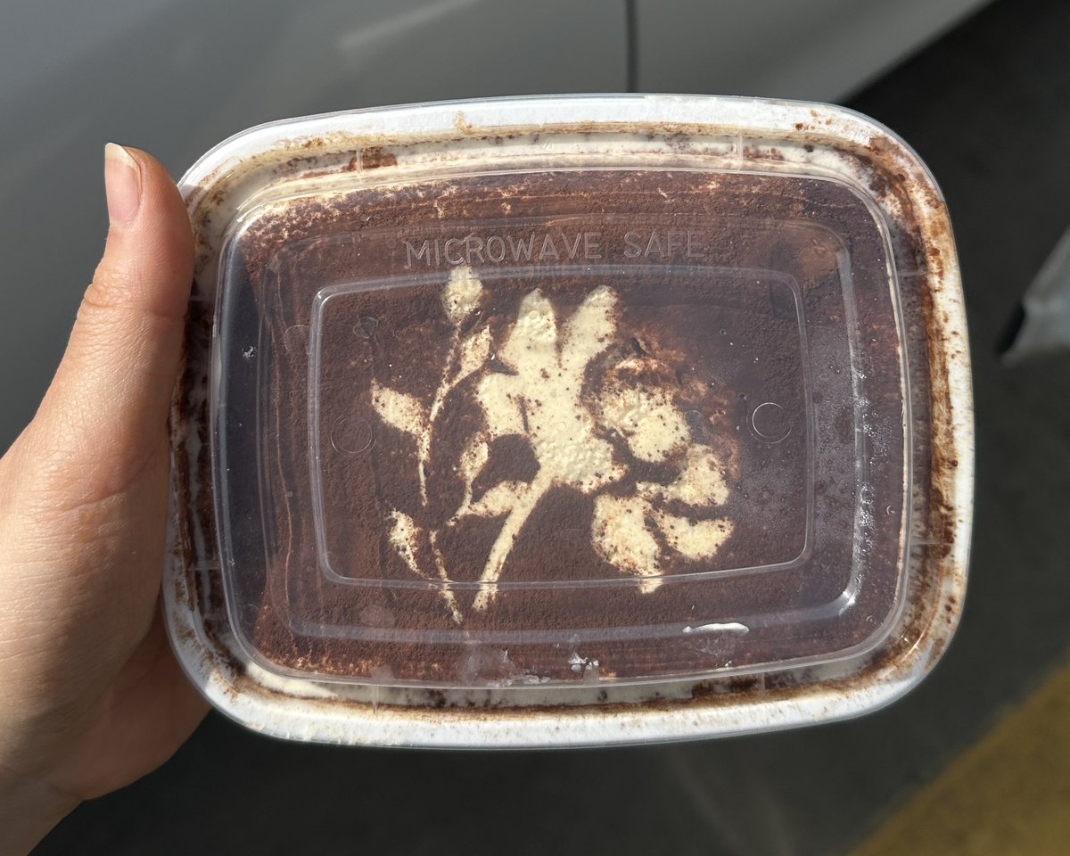 hyeyunie's tweet image. Did you feed your girlfriend yet because I'm getting real good at making tiramisu