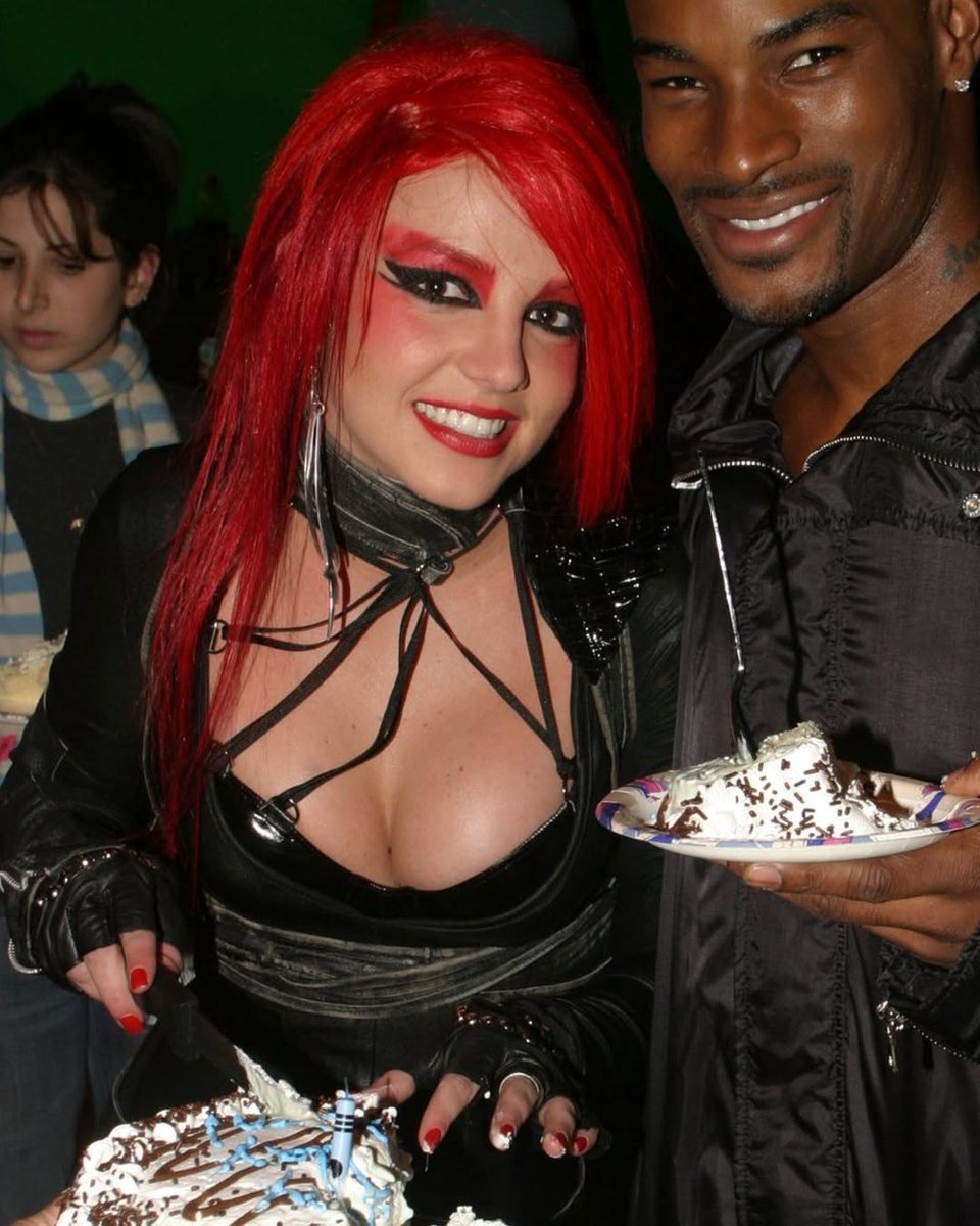 _ItsBritneyMeme's tweet image. Britney Spears and Tyson Beckford shooting the "TOXIC" music video 22 years ago.
