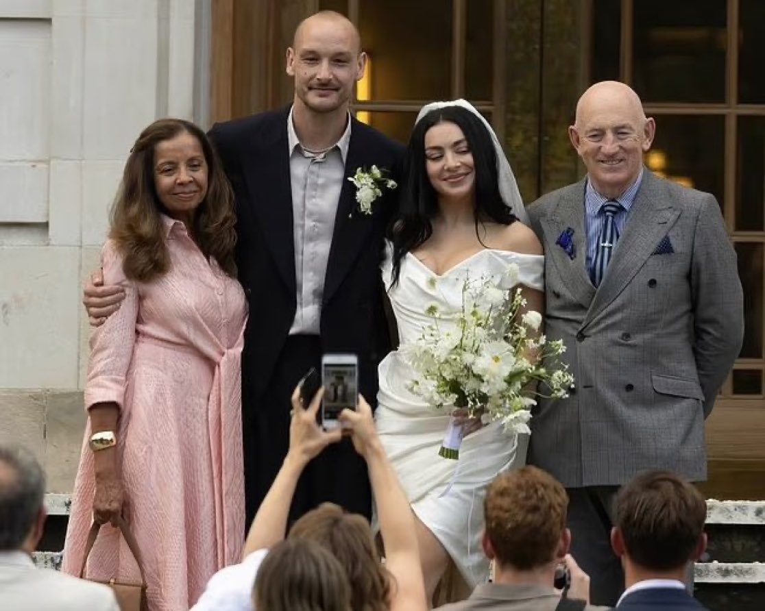 George Daniel ao lado dos sogros durante seu casamento com Charli.