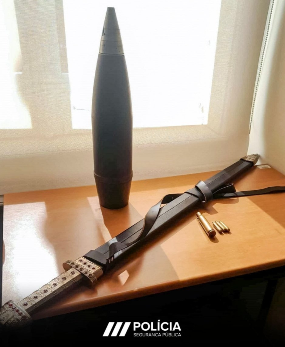 vozdopovopt's tweet image. 🚨 🇵🇹 “Novo Lisboeta” de 22 anos detido pela PSP com granada, espada e projétil de morteiro.
Depois de ameaçar a patroa com material de guerra, foi travado pela polícia em Santa Maria Maior.