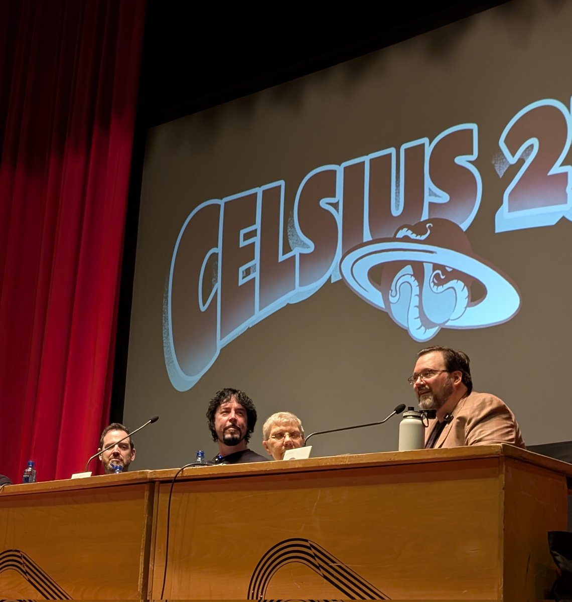 —¿He oído que tienes programados 35 libros? —dice <a href="/misterkristoff/">Jay Kristoff News/Updates</a>—

—32, creo que eran 32 —contesta <a href="/BrandSanderson/">Brandon Sanderson</a>—

#Celsius232 / #celsius2025