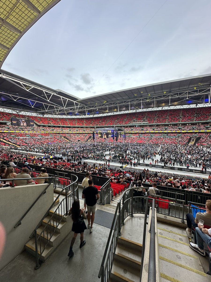 DanGeorgee's tweet image. Here we go, the stage is set for Lewis Edmondson v Daniel Lapin 🥊
Lots of support in here for Lapin, nice crowd in here for the fight #Boxing #LapinEdmondson