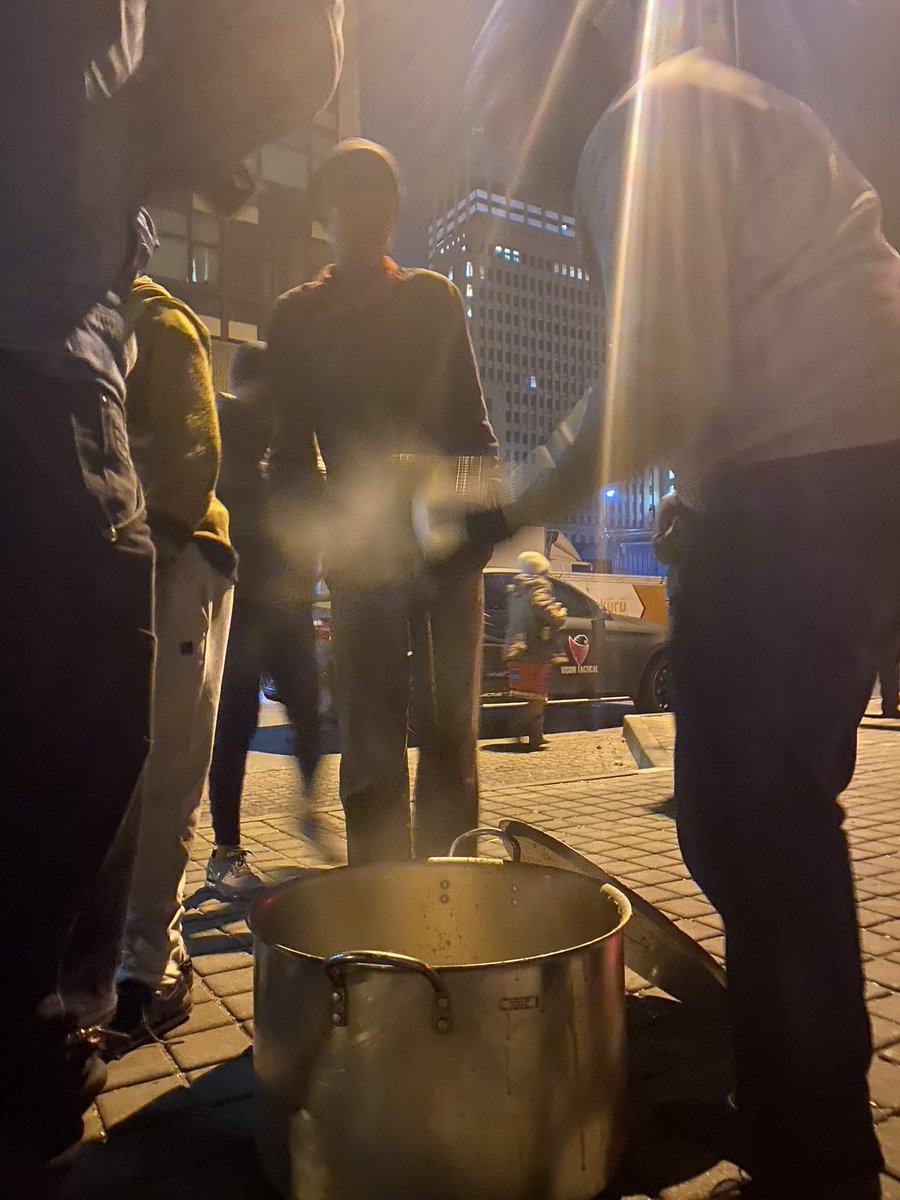 visiontactical's tweet image. As our #MandelaDay activities come to a close, we end not with applause, but with quiet compassion.
🧣🥣 Tonight, our team hit the streets of @CityofJoburgZA to share warm blankets & hot meals with those facing the brutal winter cold.
In a city where wealth & poverty often…