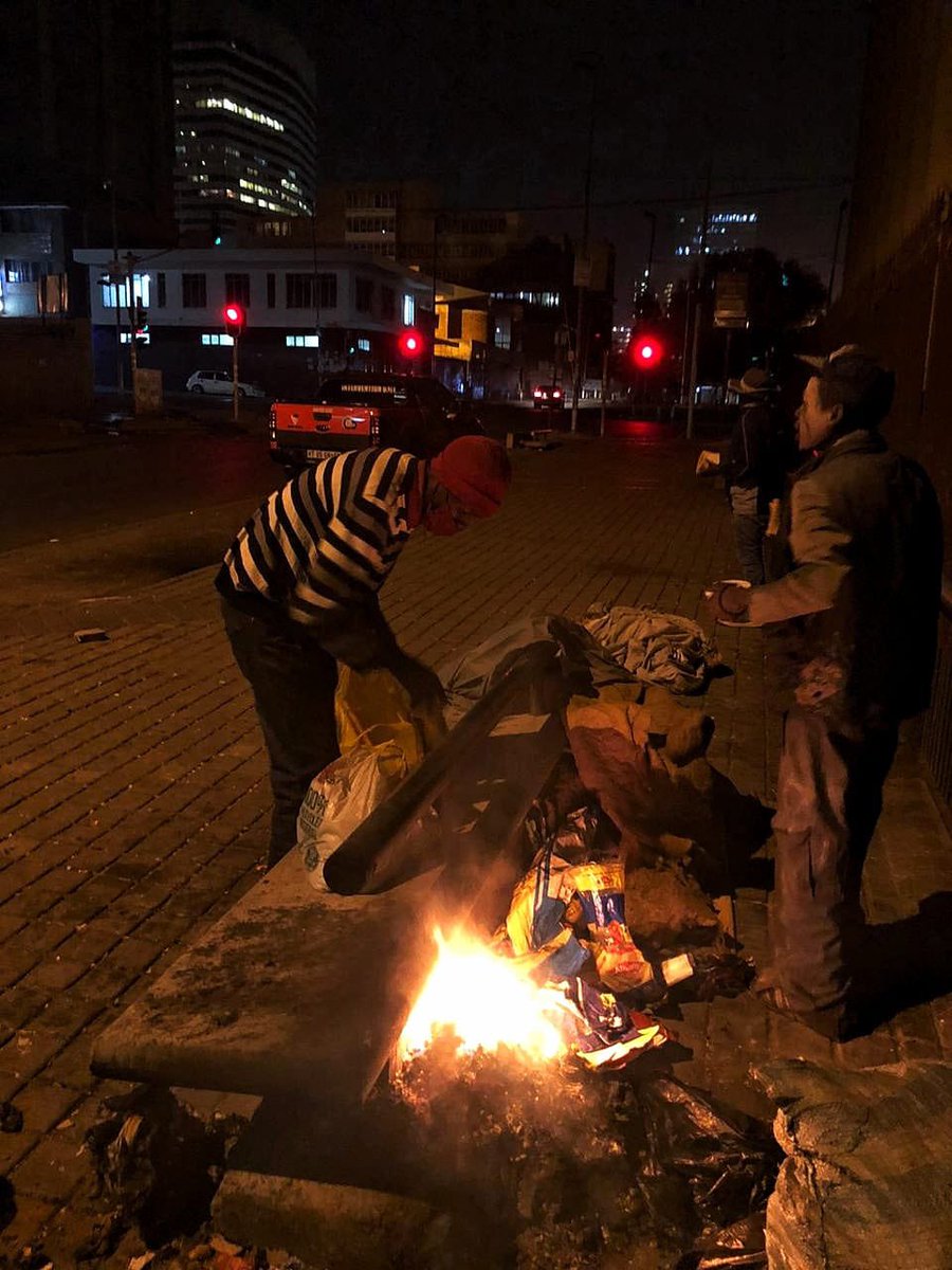 visiontactical's tweet image. As our #MandelaDay activities come to a close, we end not with applause, but with quiet compassion.
🧣🥣 Tonight, our team hit the streets of @CityofJoburgZA to share warm blankets & hot meals with those facing the brutal winter cold.
In a city where wealth & poverty often…