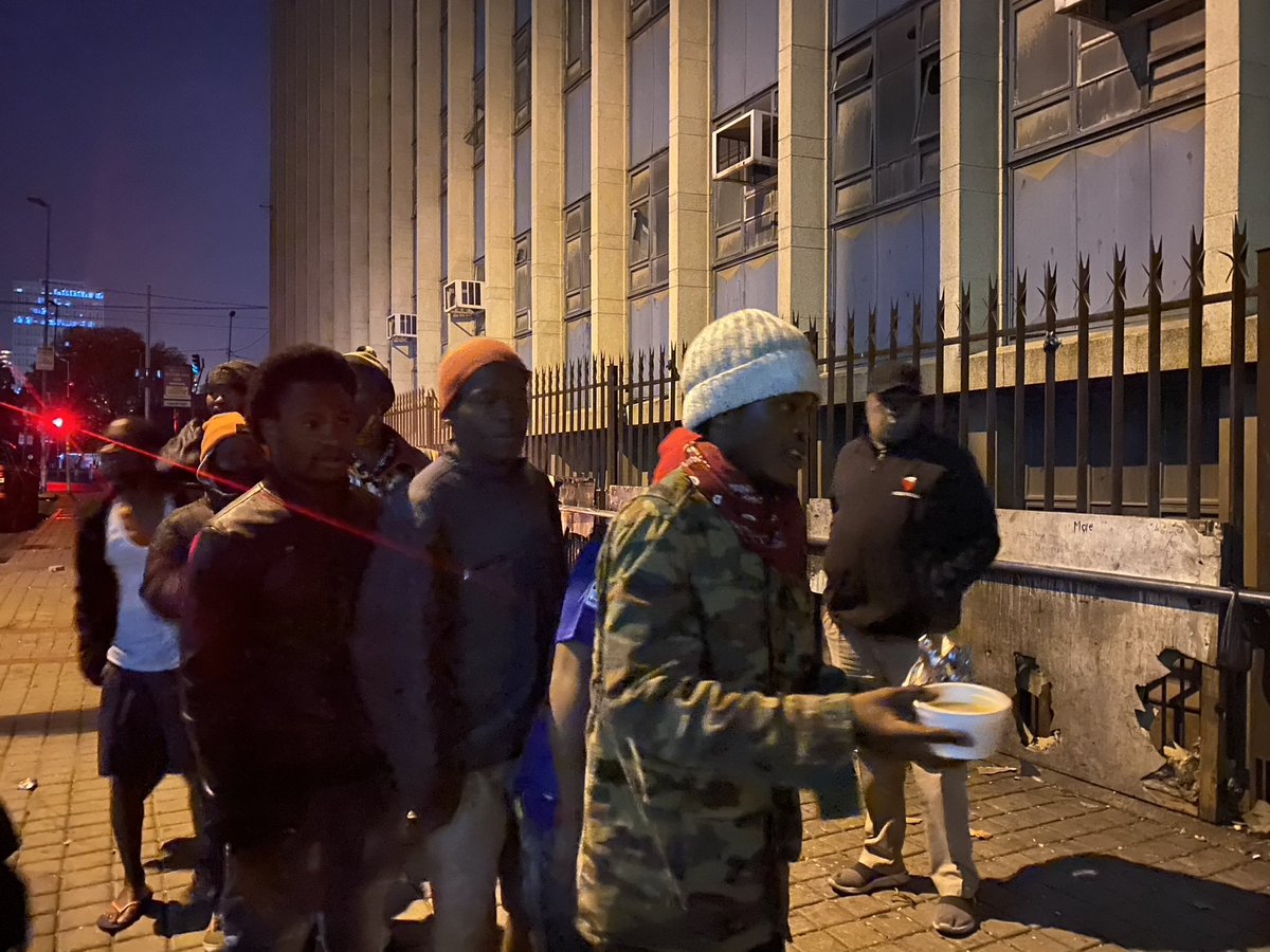 visiontactical's tweet image. As our #MandelaDay activities come to a close, we end not with applause, but with quiet compassion.
🧣🥣 Tonight, our team hit the streets of @CityofJoburgZA to share warm blankets & hot meals with those facing the brutal winter cold.
In a city where wealth & poverty often…