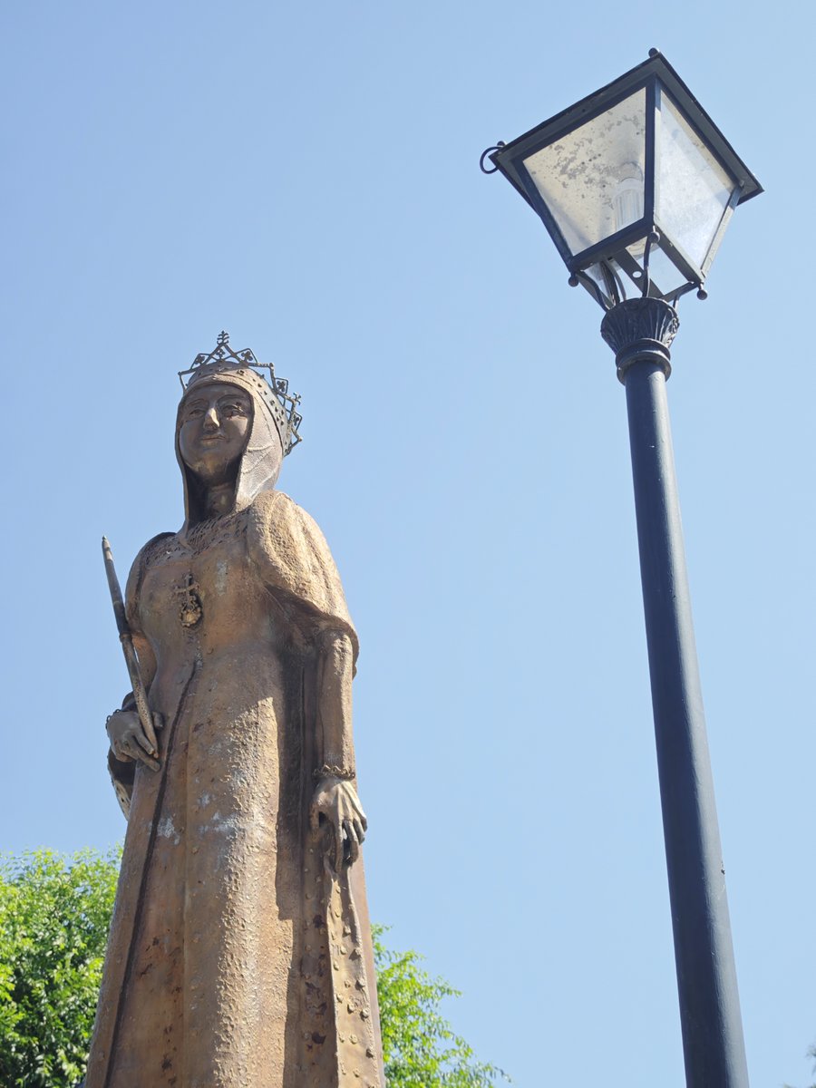 KatySnchez's tweet photo. Estatua de la Reina Isabel I de Castilla, conocida como Isabel la Católica #estatua #farola #Avilla #MadrigaldeAltasTorres #hacerfotos https://t.co/VLe8NJigX6