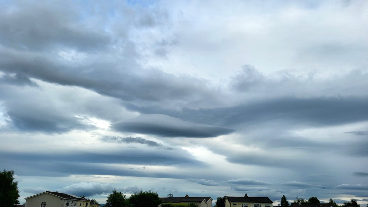 BadWxStations's tweet image. Lenticular clouds currently over the Wicklow mountains.
#weather #summer #Ireland