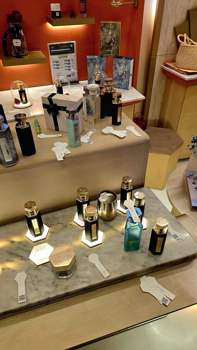 Ice_Ninja5's tweet image. أنا و @0xhussain_ شرينا عطور من @reefperfumes تونا
من قوة الحيرة أتوقع جربنا كل عطور المحل وقاعد أذب على نصهم للموظفة 🫢 الي ريحتها بنزين والي شاهي عدني، وعطر ثالث ريحتها ريحة معقم 😭
