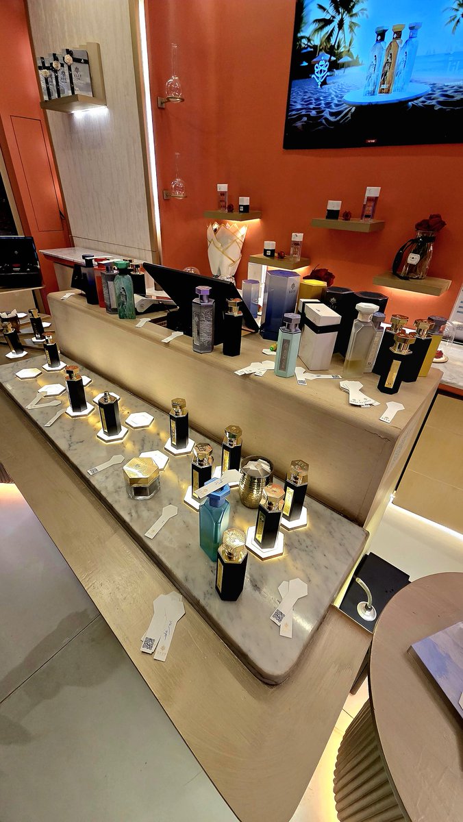 Ice_Ninja5's tweet image. أنا و @0xhussain_ شرينا عطور من @reefperfumes تونا
من قوة الحيرة أتوقع جربنا كل عطور المحل وقاعد أذب على نصهم للموظفة 🫢 الي ريحتها بنزين والي شاهي عدني، وعطر ثالث ريحتها ريحة معقم 😭