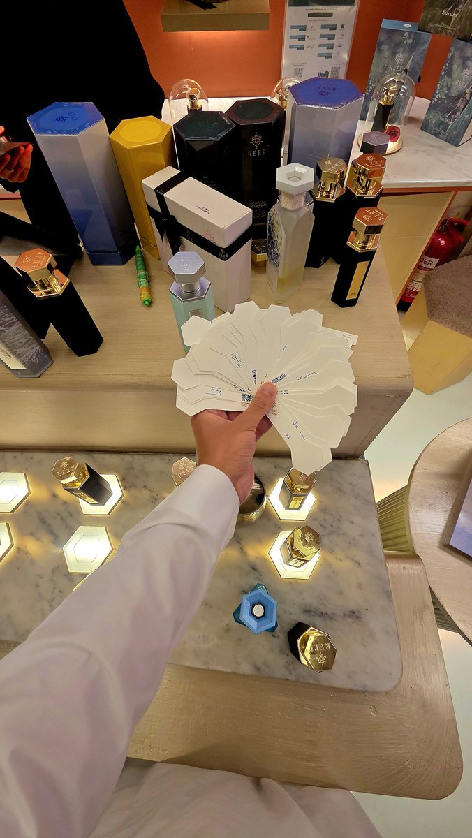Ice_Ninja5's tweet image. أنا و @0xhussain_ شرينا عطور من @reefperfumes تونا
من قوة الحيرة أتوقع جربنا كل عطور المحل وقاعد أذب على نصهم للموظفة 🫢 الي ريحتها بنزين والي شاهي عدني، وعطر ثالث ريحتها ريحة معقم 😭