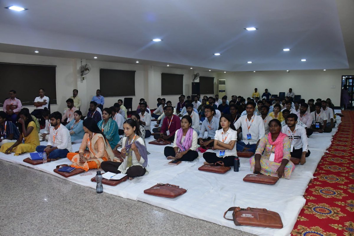 students4seva's tweet photo. सेवार्थ विद्यार्थी अखिल भारतीय कार्यशाला में चौथा सत्र “युवाओं का सेवा में योगदान” विषय पर Back To Village संस्था के संस्थापक श्री मनीष कुमार एवं सेवार्थ विद्यार्थी के अ. भा सह-संयोजक श्री यश कुमार सिंह ने उद्भोदन किया।
#WeAreSFS #SFSNationalWorkshop2025 https://t.co/19f7Z28e3k