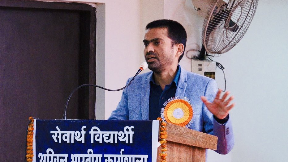 students4seva's tweet photo. सेवार्थ विद्यार्थी अखिल भारतीय कार्यशाला में चौथा सत्र “युवाओं का सेवा में योगदान” विषय पर Back To Village संस्था के संस्थापक श्री मनीष कुमार एवं सेवार्थ विद्यार्थी के अ. भा सह-संयोजक श्री यश कुमार सिंह ने उद्भोदन किया।
#WeAreSFS #SFSNationalWorkshop2025 https://t.co/19f7Z28e3k