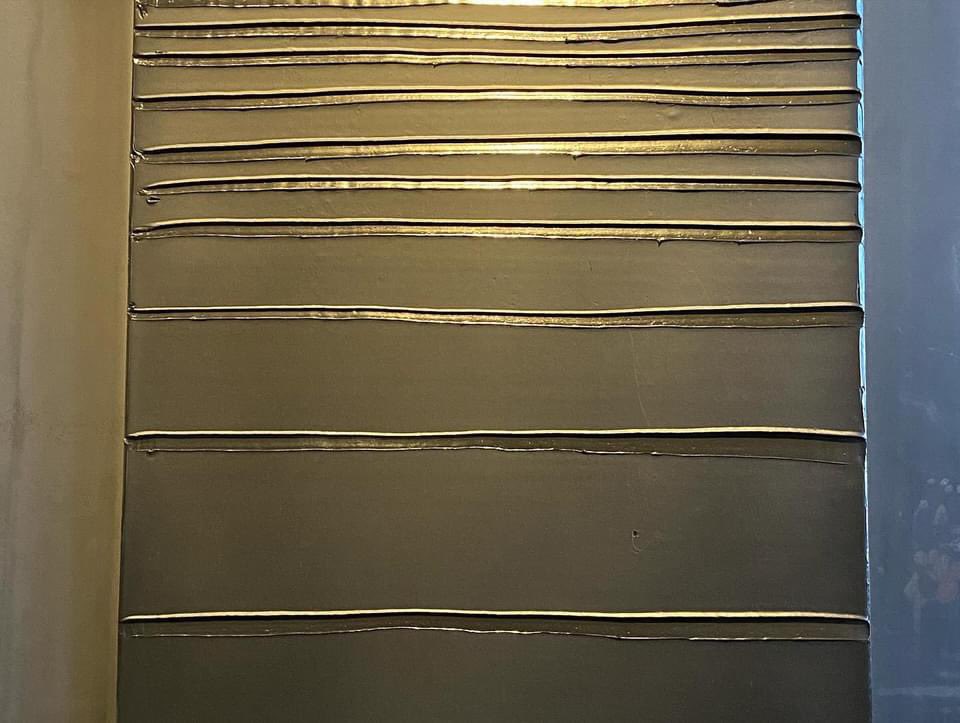 Le noir a cela de particulier qu’il reflète la lumière : en voici une démonstration éclatante avec ces deux détails de peintures de Pierre Soulages, comme des rivières d’or ou des vagues d’argent