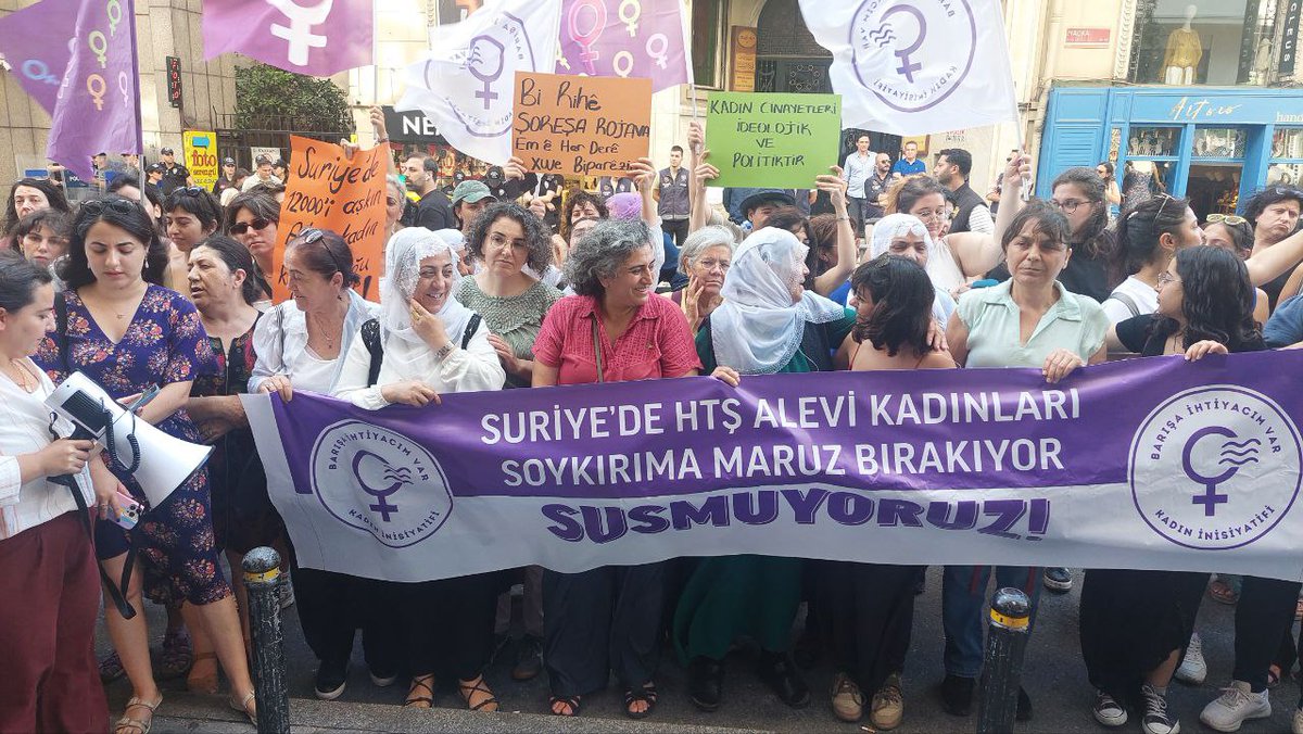 Suriye’deki Alevi ve Dürzi  kadınlarla dayanışmak için Suriye Konsolosluğu önünde HTŞ’nin katliamlarını, kadınları hedef alan şiddetini protesto ettik. Yaşasın kadın dayanışması!