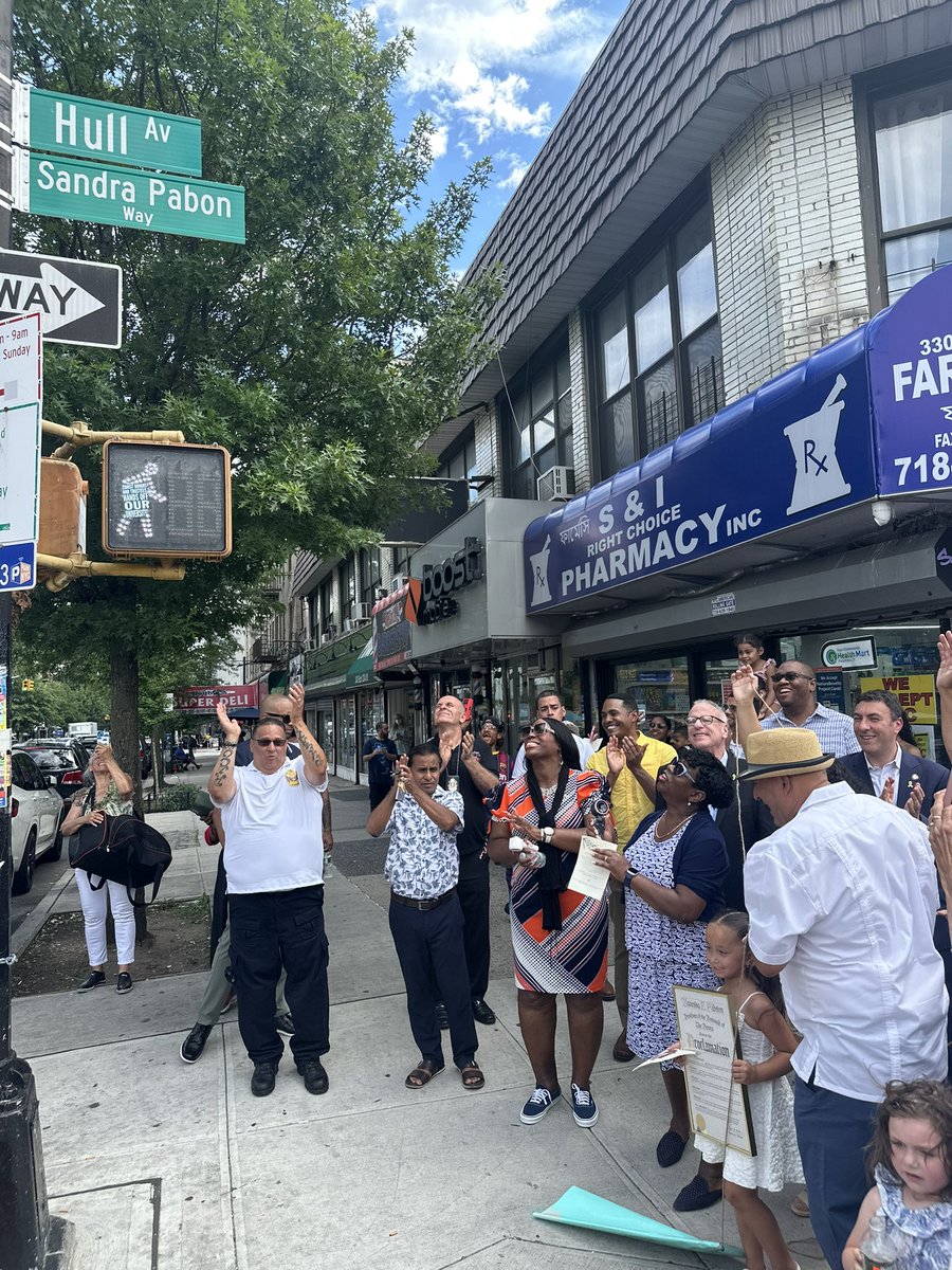 JeffreyDinowitz's tweet image. Today we honored the legacy of one of our greatest community advocates, Sandra Pabon, with a street co-naming by @EricDinowitzNYC. Through her advocacy Sandra touched the lives of so many individuals and the turnout showed how much she was loved. Happy Birthday Sandra!!