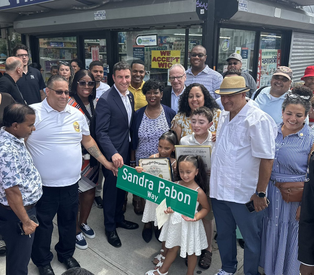 JeffreyDinowitz's tweet image. Today we honored the legacy of one of our greatest community advocates, Sandra Pabon, with a street co-naming by @EricDinowitzNYC. Through her advocacy Sandra touched the lives of so many individuals and the turnout showed how much she was loved. Happy Birthday Sandra!!