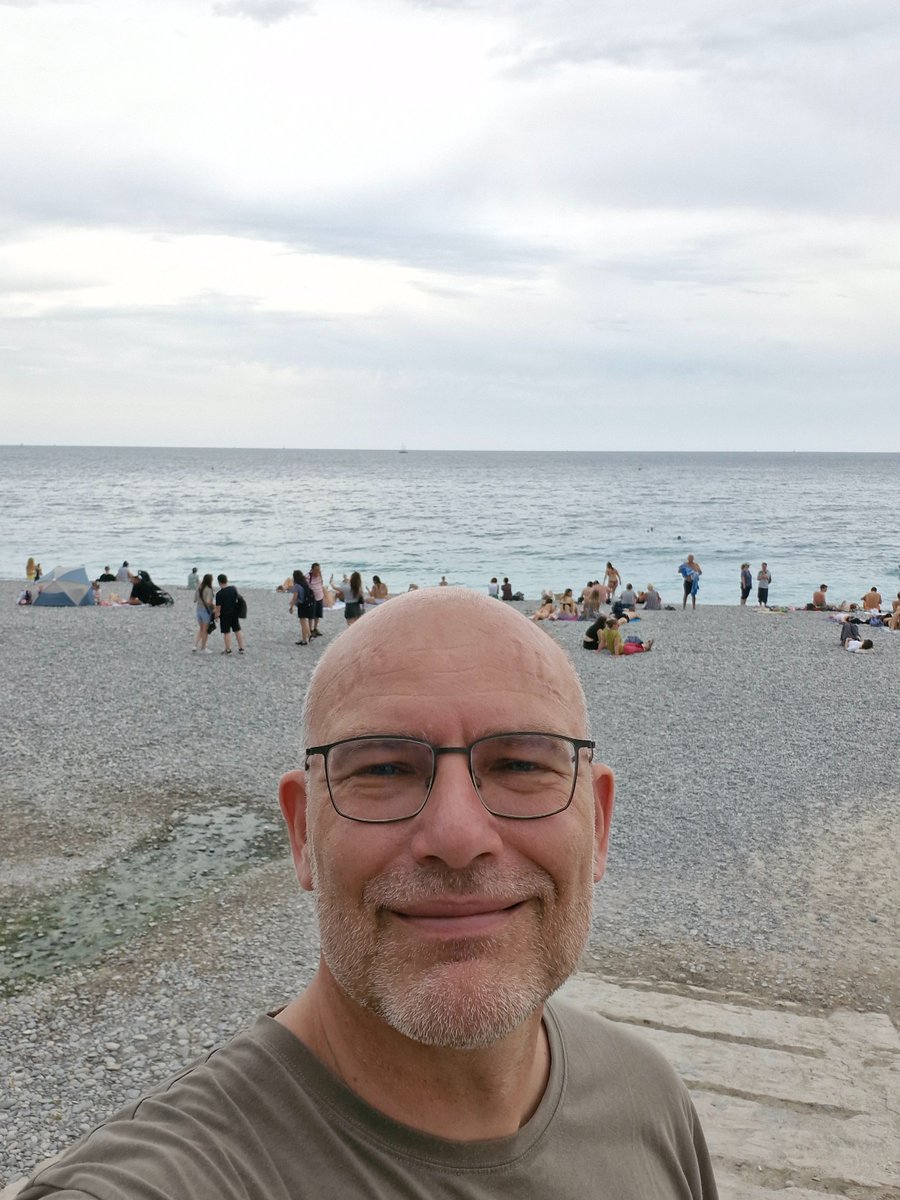 CLV7100's tweet image. The Mediterranean Sea in the background in Nice, France - 🫶🤩❤️🤩🫶

Eventhough it was a cloudy day, I would have loved to share it with you..💋💋