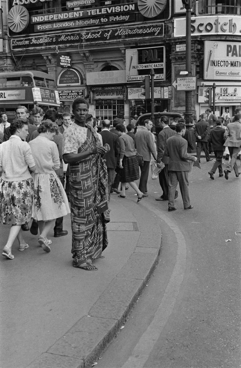 thejpgvibe's tweet image. a ghanaian man. 1961.
piccadilly circus. london. 📸 getty images.