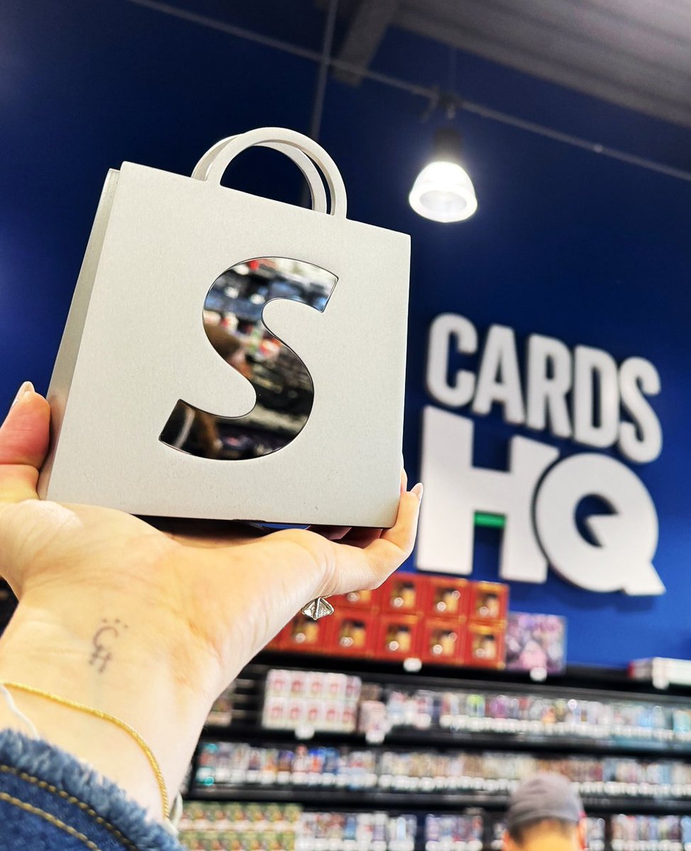 CardsHQShop's tweet image. Huge thank you to @shopify for stopping by CardsHQ and surprising us with this awesome gift to celebrate hitting 100,000 orders!
We're incredibly grateful for the support from our community and can’t wait to hit the next milestone. Let’s keep it rolling! 🙌