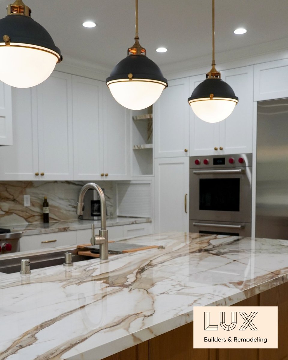 LuxBuilders's tweet photo. Statement stone, meet flawless functionality.
This island isn’t just the heart of the kitchen; it’s a masterpiece of design, blending elegance and durability.

#luxbuilders #kitchenremodel #marblecountertops #modernkitchendesign #interiordetails #kitchengoals #customkitchens https://t.co/341eGXeqxN