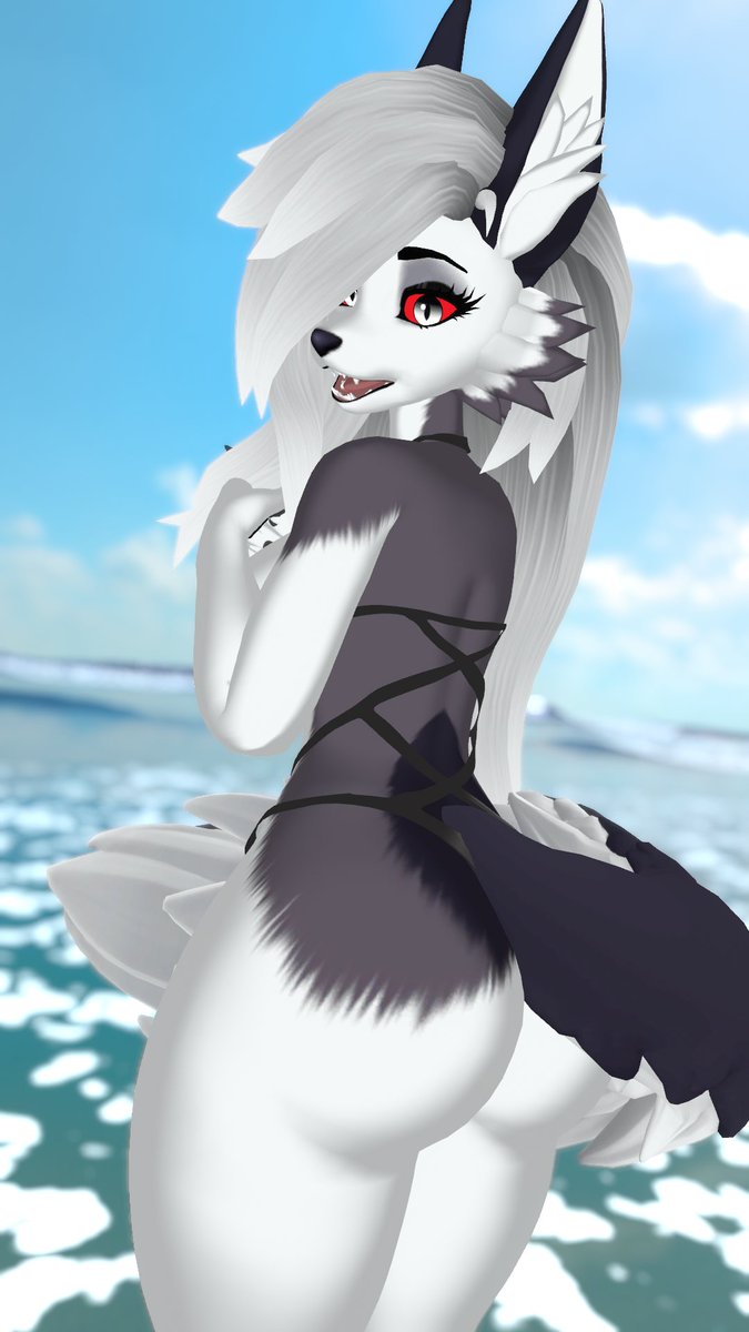 Loona spotted at the beach!