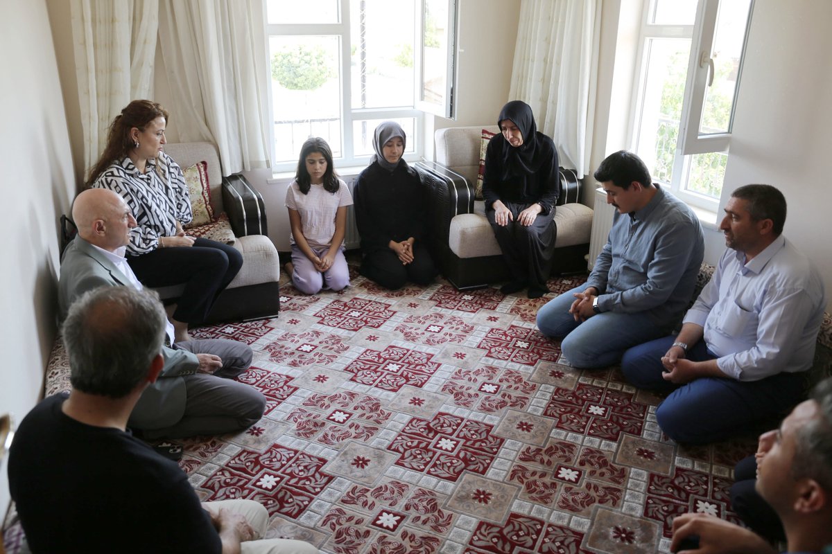 İl Emniyet Müdürümüz Sayın Maksut YÜKSEK, elim bir trafik kazası sonucu hayatını kaybeden kıymetli meslektaşımız Polis Memuru Aybars Musa ERGİN’in ailesini ziyaret ederek başsağlığı dileklerini iletti.

Vefat eden meslektaşımıza Allah’tan rahmet, kederli ailesine ve teşkilatımıza