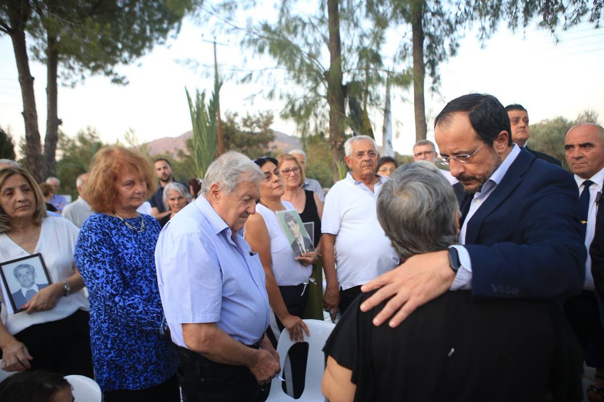 Christodulides's tweet image. Δεν έχω αμφιβολία ότι έχετε κουραστεί από μεγάλα λόγια και υποσχέσεις, εκείνο όμως που θέλω με ειλικρίνεια και κοιτάζοντάς στα μάτια να σας μεταφέρω, είναι ότι ποτέ δεν πρόκειται να τερματίσουμε την προσπάθεια να διακριβώσουμε την τύχη και του τελευταίου αγνοουμένου, 🇨🇾