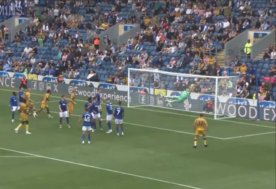 EFC_FanAdvisory's tweet image. Not the result we wanted at Ewood Park, but great to see Mark Travers’ first outing marked by a stunning save.
Also, big shout out for all the staff @Everton ticket office for working through the night to ensure 4,541 Evertonians got sorted out with their digital tickets 💙