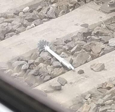 Peut-on prouver l'existence de Dieu ? Pourquoi y a-t-il quelque chose plutôt que rien ? Quel étrange parcours a conduit cette brosse à chiottes à finir ses jours sur les rails de la voie C de la gare SNCF de Montpellier Saint-Roch ? Vertigineuses questions.