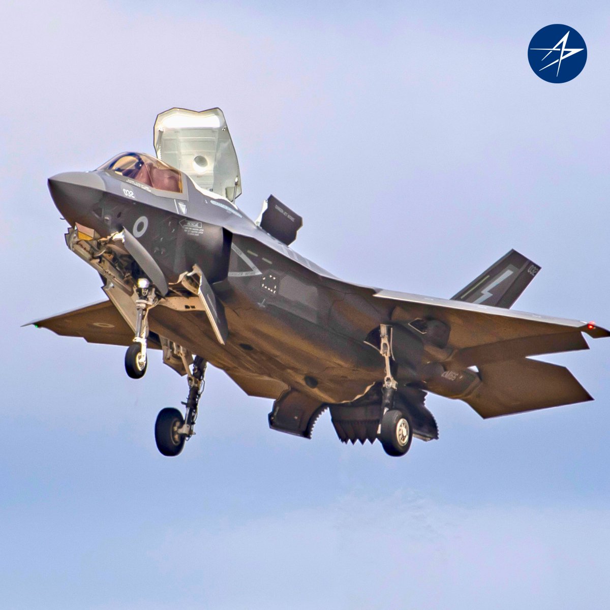 LMUKNews's tweet image. 2⃣ fighter jets for Day 2️⃣ of @airtattoo ! 🇬🇧 ✈️
The F-35 and F-16 are demonstrating their capabilities in the air and turning heads at the show. Which one do you prefer?#RIAT25