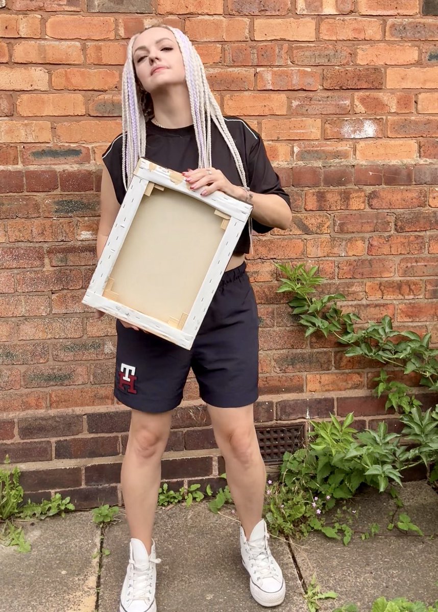 Gm (and probably Gn) 😅🫶🏻

Happy weekend 💃

In between the rain and giggling with my kids, I tried to shoot my last painting 🎥🎨

Funny how I love capturing moments but not being in the frame myself 😅

Anyway… here I am, holding the frame instead of hiding behind it 😉