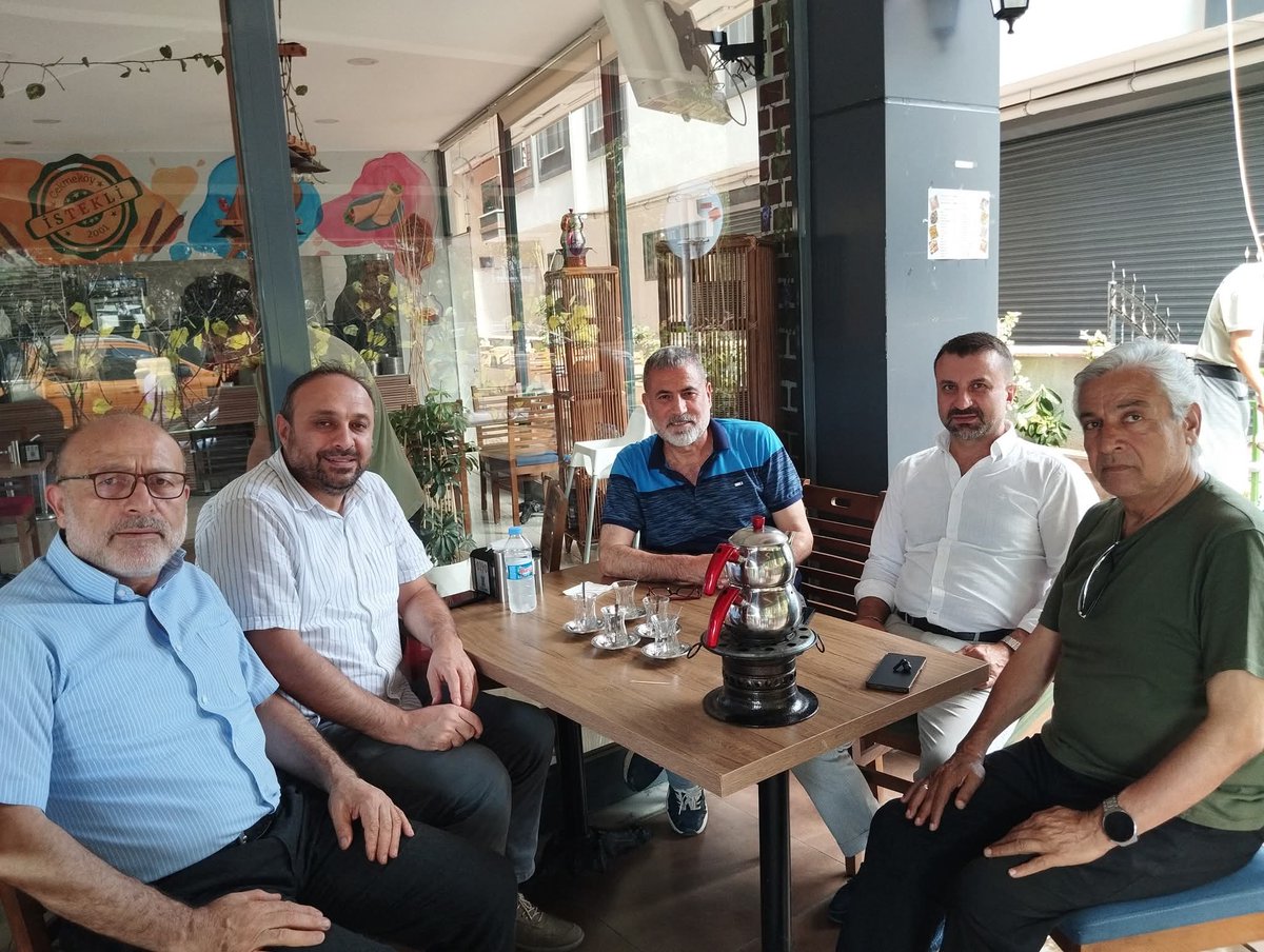 Dostlarla, 

Semaver sadece çayı değil, muhabbeti de demliyor; muhabbetin ve çayın lezzetini çoğaltıyor.