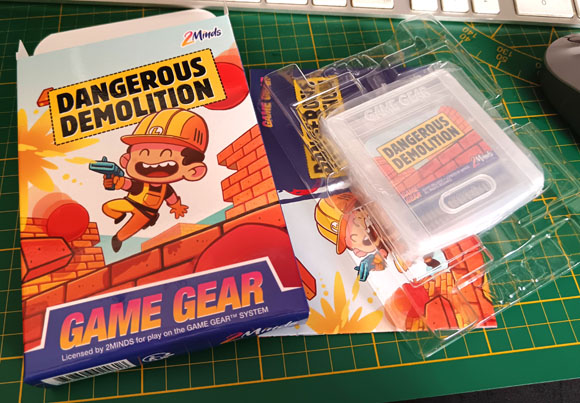 My publisher just received all the physical parts to build my #SEGA #GameGear game Dangerous Demolition. Shipping will start next week, and the game is still available for sale from 2Minds until July 31th, hurry up! 2minds.fr/en/store/-gg-d… #homebrew #retrogaming #indiedev #8bits