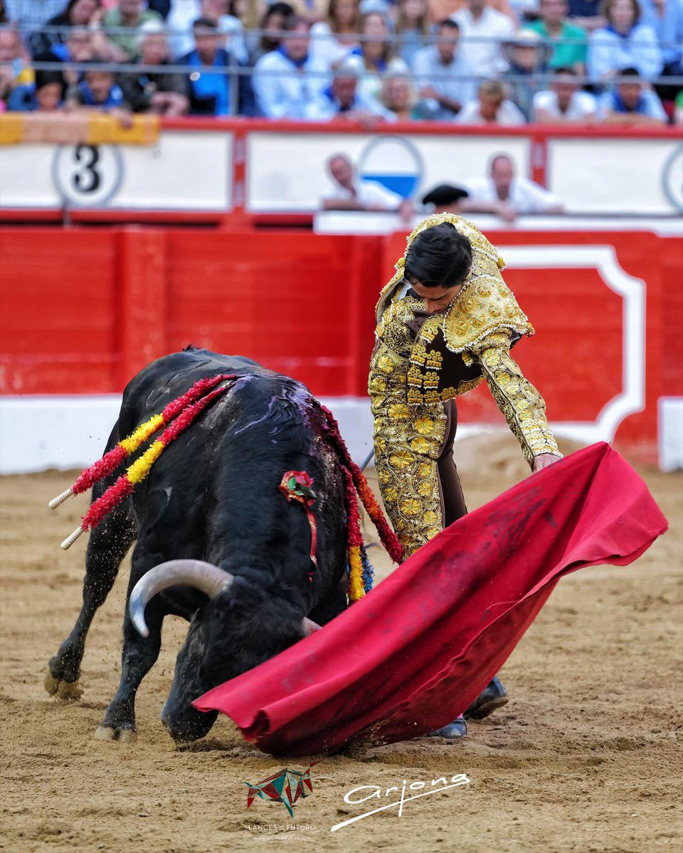 Lances de Futuro (@lancesdefuturo) on Twitter photo 🔵Santander 🔵
Ovación para el Mene tras lidiar a Verderón, sexto novillo de la tarde de <a href="/ElParralejo/">El Parralejo</a> .
#novillada #feriadelnorte #futuro 🔵Santander 🔵
Ovación para el Mene tras lidiar a Verderón, sexto novillo de la tarde de <a href="/ElParralejo/">El Parralejo</a> .
#novillada #feriadelnorte #futuro